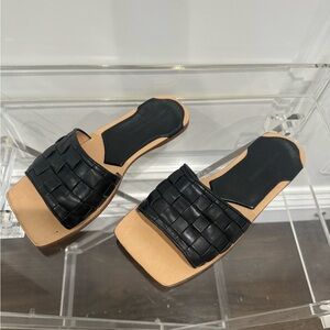 Bottega Veneta Flat sandal in black leather size 37